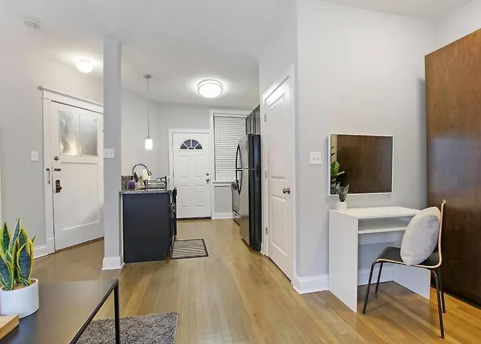 Stylish In Portage Park - Pensacola 2n Chicago