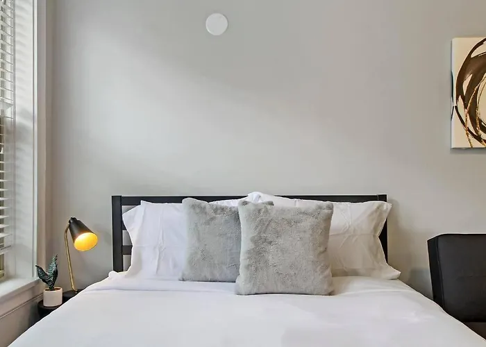 Stylish In Portage Park - Pensacola 2n Chicago