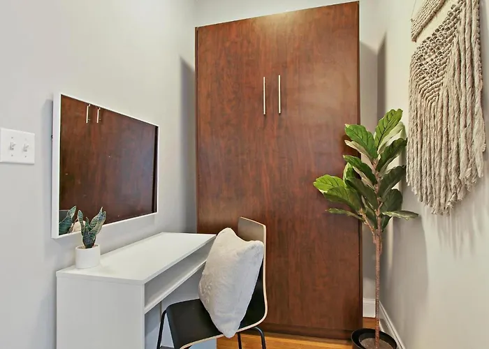 Stylish In Portage Park - Pensacola 2n